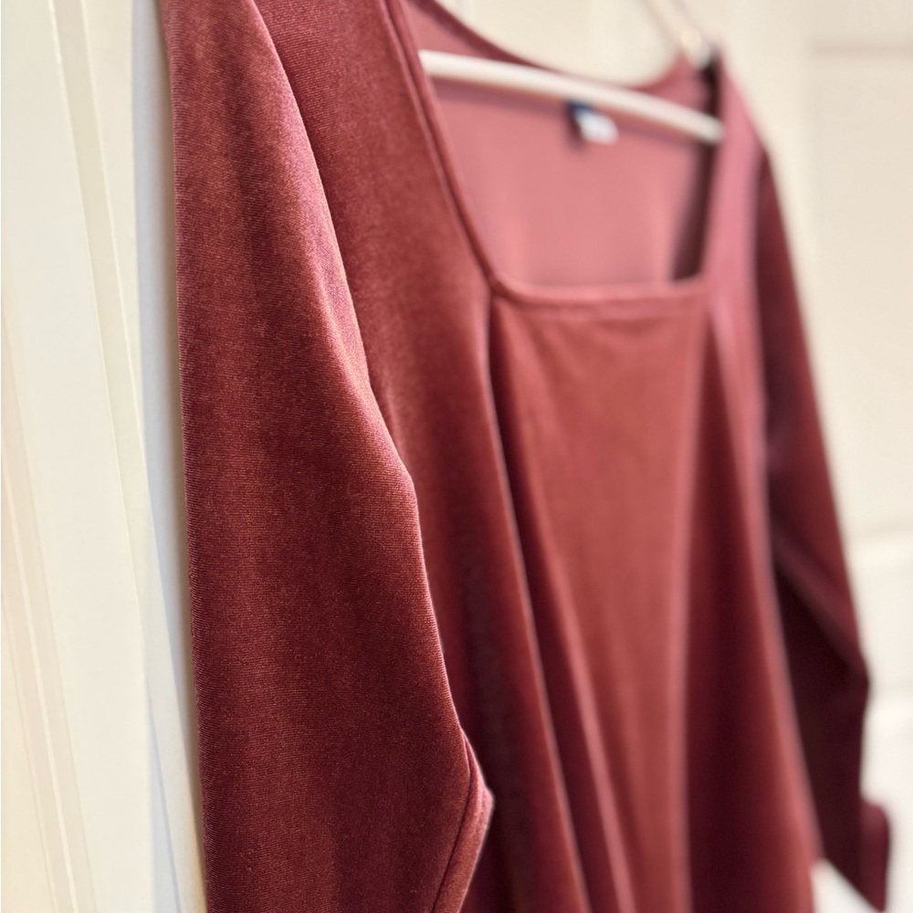 Elegant Velvet Bodysuit in Rich Burgundy - Picture 2 of 6